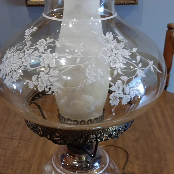 Vintage Glass "Gone With The Wind" Lamp with Floral Design - Picture 7 of 10